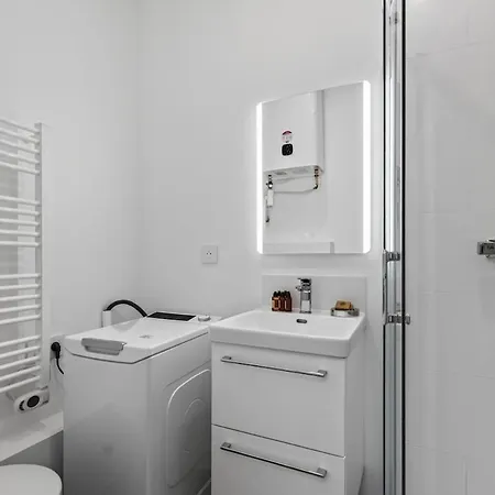 Studio-2pers-voltaire-perelachaise-paris11-modern * Παρίσι